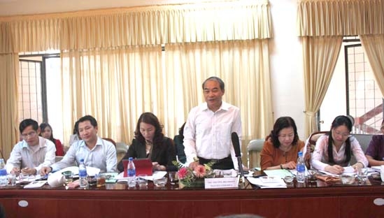 Thứ trưởng Bộ GD&ĐT Nguyễn Vinh Hiển phát biểu tại buổi làm việc với lãnh đạo tỉnh ta.  