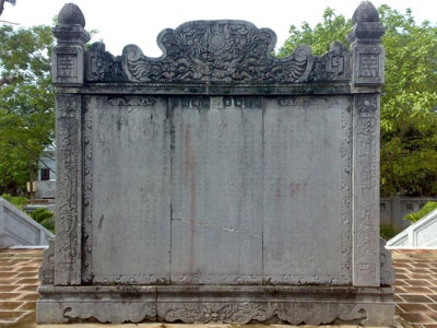  Bức bình phong “Bắc Ninh tỉnh trùng tu Văn Miếu bi ký” dựng năm 1928 trong Văn Miếu Bắc Ninh