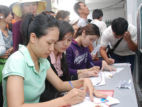 Làm thủ tục vào phòng thi trong kỳ tuyển sinh ĐH, CĐ năm 2011 tại Hà Nội. Ảnh: Kỳ Anh