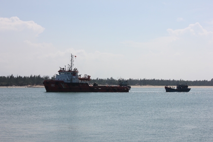 Tàu CSB 9002 đang lai dắt tàu QNg 90046 TS vào cảng Kỳ Hà