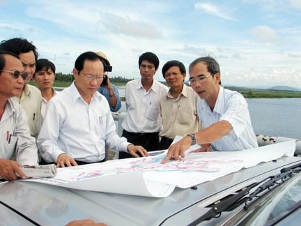 Phó Bí thư Thường trực Tỉnh ủy, Chủ tịch HĐND tỉnh Phạm Minh Toản kiểm tra vùng hạ lưu sông Thoa.