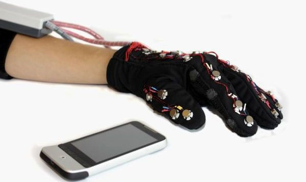 Găng tay giúp người mù điếc nhận và nhắn tin thông qua bộ cảm biến và bluetooth kết nối với điện thoại