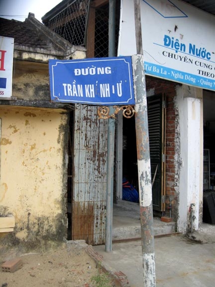 Cũng tại ngã tư Ba La, bảng tên đường Trần Khánh Dư cũng bị mất  dấu và chữ cái.  