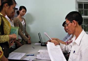 Thí sinh nộp hồ sơ ĐKDT kỳ tuyển sinh ĐH, CĐ 2012 tại Sở GD-ĐT Đà Nẵng. (Ảnh: Khánh Hiền)