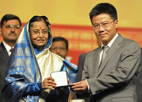 Giáo sư Ngô Bảo Châu nhận Giải thưởng Toán học Fields năm 2010.