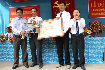 Đại diện xã Tịnh Hà đón nhận bằng công nhận xã đạt chuẩn văn hóa năm 2012