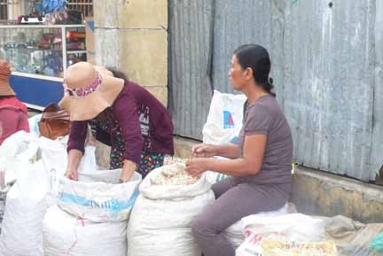 Tỏi Lý Sơn được nông dân đem tiêu thụ tại chợ huyện.