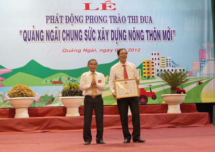 Chủ tịch UBNd tỉnh trao bằng khen cho ông Huỳnh Kim Lập