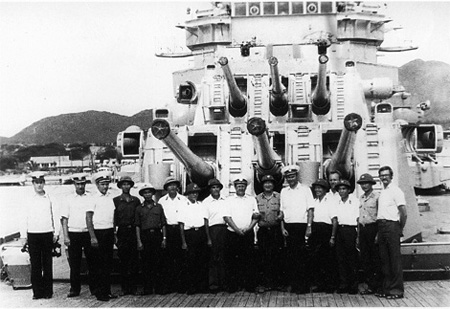 Cán bộ vùng 4 Hải quân chụp ảnh lưu niệm với sĩ quan thủy thủ tàu khu trục Hải quân Nga tại Cảng Cam Ranh (năm 1982).