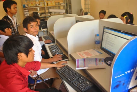 Phòng máy vi tính của trường luôn mở cửa giúp các em tìm kiếm thông tin, tài liệu bỗ trợ cho việc ôn thi hiệu quả.