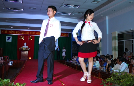 Phần thi trang phục công sở của  2 thí sinh đến từ chi đoàn Trung tâm viễn thông Trà Bồng- Tây Trà