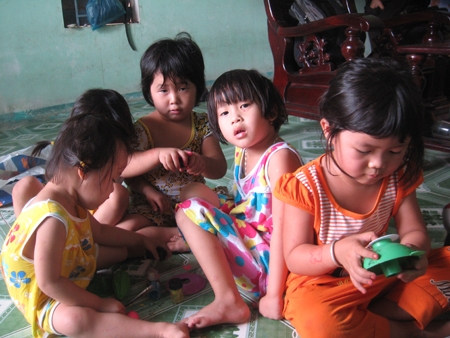 Những đứa trẻ không được đến trường ở thôn Đông Hòa (xã Tịnh Giang, huyện Sơn Tịnh).