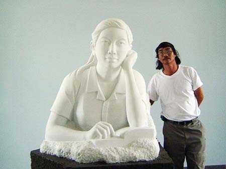 Điêu khắc gia Nguyễn Long Bửu bên tác phẩm 