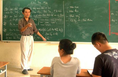 Đoàn Phạm Khiêm hướng dẫn ngôn ngữ ký hiệu cho sinh viên Khoa giáo dục đặc biệt, Đại học Sư phạm TP.HCM.