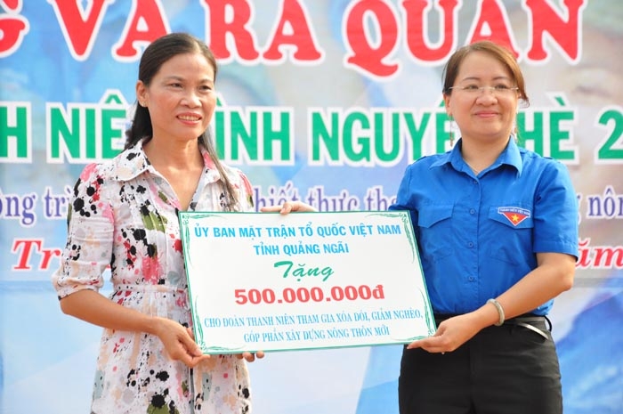 Đại diện UBMTTQVN tỉnh trao bản tượng trưng 500 triệu đồng cho Tỉnh đoàn Quảng Ngãi