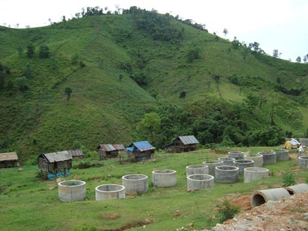 Một góc điểm định canh định cư Mang Pô, xã Sơn Ba (Sơn Hà) sau nhiều năm thi công đến nay vẫn chưa thể “định cư” được.                                    