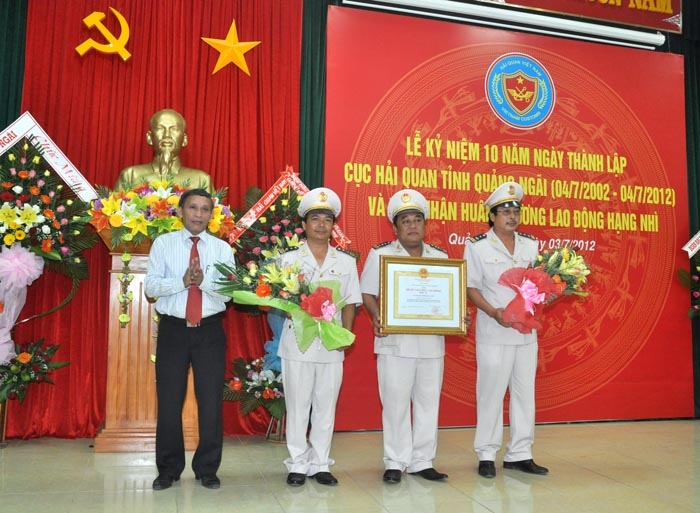 Chủ tịch UBND tỉnh Cao Khoa trao Huân chương lao động hạng Nhì cho Cục Hải quan Quảng Ngãi.