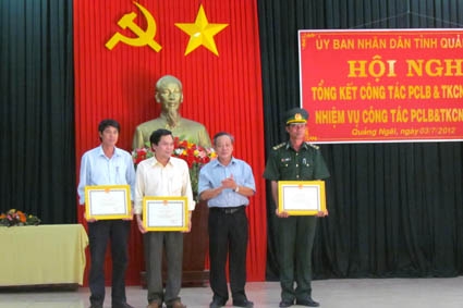 Phó Bí thư Tỉnh ủy  Nguyễn Minh trao bằng khen của 
