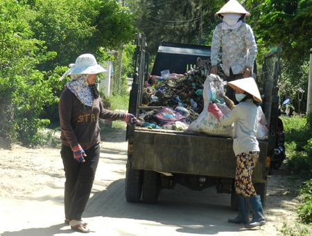 Hằng ngày đội thu gom rác của chị Công đi dọc hết các tuyến đường trong xã để thu gom rác thải.