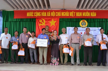 BCH lâm thời Nghiệp đoàn nghề cá Phổ Quang ra mắt và nhận quà của LĐLĐ tỉnh.
