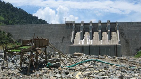 Cửa xả đáy của thủy điện Đắk Mi 4 không mở theo cam kết là một trong những nguyên nhân khiến nước sông Vu Gia xuống mạnh - Ảnh: Phan Chung
