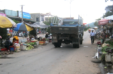 Các phương tiện lưu thông qua đoạn đường chợ thị trấn Ba Tơ rất khó khăn.