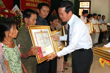 Đồng chí Võ Văn Thưởng- Bí Thư Tỉnh ủy trao danh hiệu 