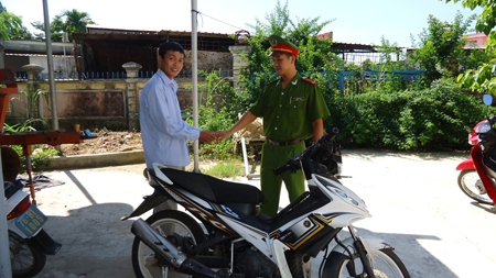 Công an TP Quảng Ngãi trả lại xe cho nhân dân.