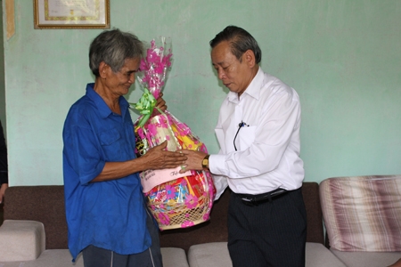 Tặng quà cho ông Trần Văn Chính ở xã Sơn Dung, huyện Sơn Tây