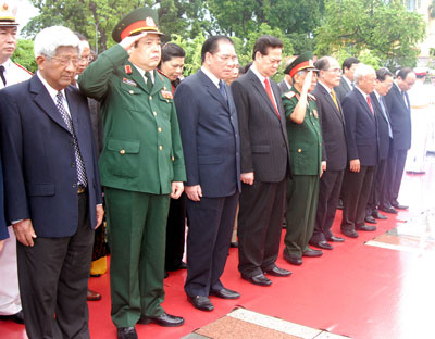 Các đồng chí lãnh đạo Đảng, Nhà nước tưởng niệm các Anh hùng liệt sỹ tại Đài Tưởng niệm trên đường Bắc Sơn.
