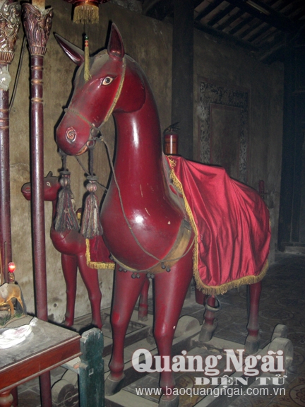 Tượng ngựa Xích thố thờ trong nội điện