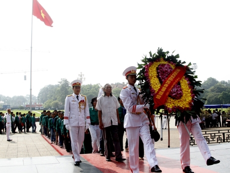 Đoàn Hành trình xanh 2012 vào thăm lăng Chủ tịch Hồ Chí Minh sáng 5-8. Ảnh: X.T