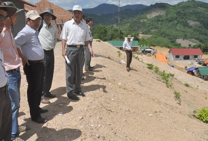 Phó Chủ tịch UBND tỉnh Lê Viết Chữ kiểm tra công tác PCLB tại huyện Tây Trà.