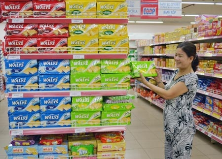 Người tiêu dùng chọn mua sản phẩm của Nhà máy bánh kẹo Biscafun tại Siêu thị Co.op Mart Quảng Ngãi.