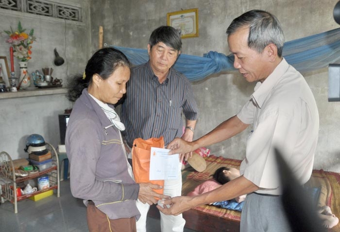 Đại diện UBMTTQVN tỉnh và Hội nan nhân chất độc da cam/dioxin Quảng Ngãi trao quà cho các gia đình nạn nhân da cam.