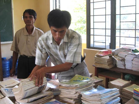 Giáo viên Trường tiểu học-THCS Ba Điền chuẩn bị sách giáo khoa cho học sinh mượn.  