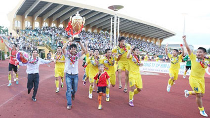 Nhà vô địch 2012 sẽ nhận cúp tại sân như thầy trò Hữu Thắng ở giải năm ngoái.