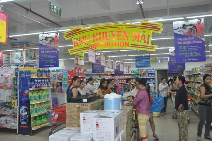 Khách mua hàng tại khu khuyến mãi của siêu thị Co.op Mart Quảng Ngãi.