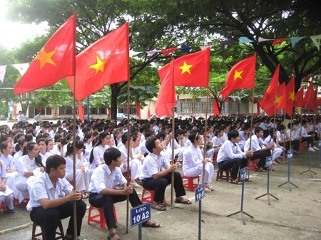 Học sinh Trường THPT chuyên Lê Khiết trong buổi lễ khai giảng năm học mới.          Ảnh: PHƯƠNG LÝ