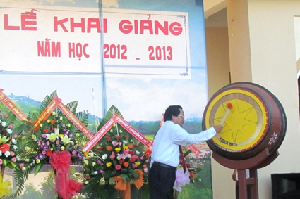 Thầy Huỳnh Dân- Hiệu trưởng nhà trường đánh trống khai giảng năm học mới.