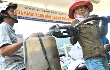 Người dân mua xăng tại cửa hàng xăng dầu TP. Quảng Ngãi