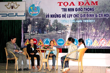 Hội LHPN tỉnh phối hợp với Trường ĐH Phạm Văn Đồng tổ chức tọa đàm hưởng ứng Tháng an toàn giao thông năm 2011.   