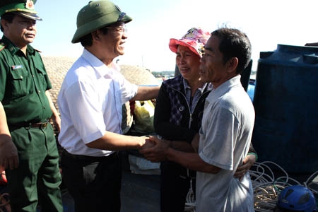 Đồng chí Lê Viết Chữ- Phó Chủ tịch UBND tỉnh chia vui cùng gia đình ngư dân Trần Bính trong buổi sum họp