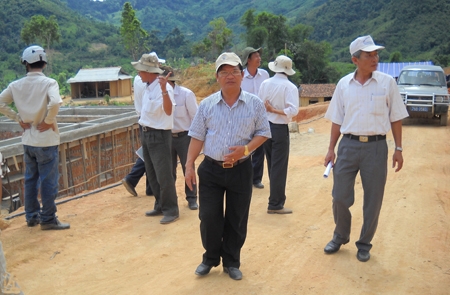 Phó Chủ tịch UBND tỉnh Lê Viết Chữ kiểm tra công tác PCLB &TKCN tại huyện Tây Trà trước khi mùa mưa đến.