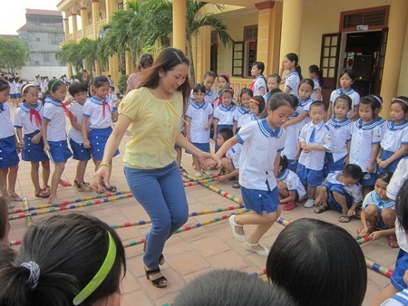 Cô và trò Trường Tiểu học Nguyễn Trãi trong giờ chơi giữa buổi học (ảnh nhảy sạp).