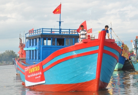 Chiếc tàu QNg-90978TS là món quà của cộng đồng tặng cho ông Trần Phương hạ thủy sáng 26/9.