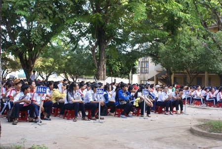 Học sinh Trường THPT Sơn Tịnh I cùng học tập pháp luật do Câu lạc bộ Giáo dục pháp luật tổ chức tại sân trường.