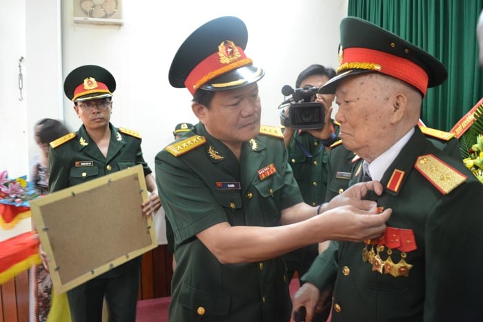 Đồng chí- Phó Chủ nhiệm chính trị Quân khu 5 gắn huy hiệu Anh hùng lực lượng vũ trang nhân dân cho Trung tướng Nguyễn Đôn.