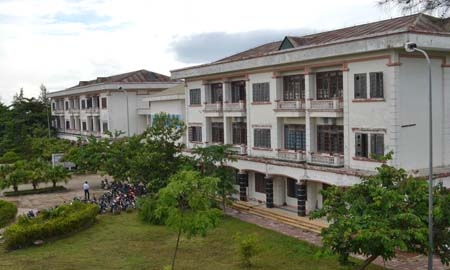 Trường CĐ Nghề KT-CN Dung Quất được đầu tư khang trang hiện đại nhưng việc tuyển sinh hàng năm lại gặp khó khăn.