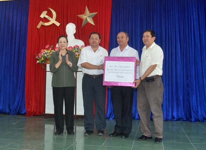 Đồng chí Hà Thị Khiết tặng quà cho huyện Ba Tơ.